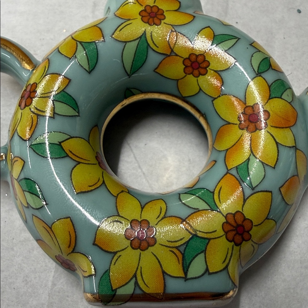 ⭐️2002 Vivian Chan miniature porcelain teapot. - Picture 10 of 16